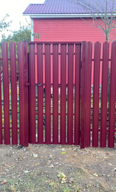 Фото забора из бордового металлического штакетника 